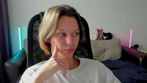 Snapshot of ostin_meoww chatting on April 9, 10:42 am Ostin online show from April 9, 10:42 am