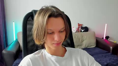 Snapshot of ostin_meoww chatting on April 11, 9:46 am Ostin online show from April 11, 9:46 am