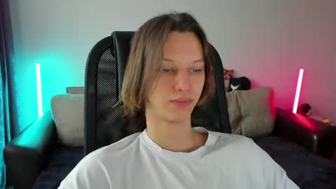Snapshot of ostin_meoww chatting on April 13, 12:32 pm Ostin online show from April 13, 12:32 pm