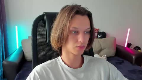 Snapshot of ostin_meoww chatting on April 14, 12:33 pm Ostin online show from April 14, 12:33 pm