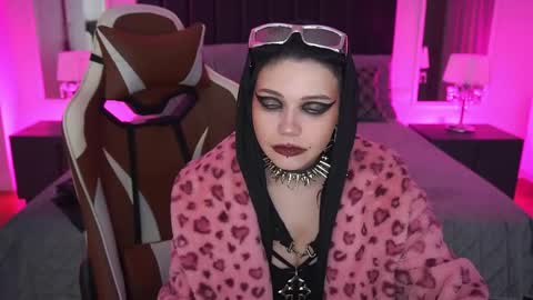 outfitobsession online show from April 24, 1:24 pm