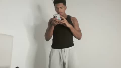 Snapshot of owen_222 chatting on December 17, 11:00 pm Owen online show from December 17, 11:00 pm