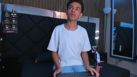 Snapshot of owen__johnson chatting on September 13, 12:05 pm Owen Johnson online show from September 13, 12:05 pm