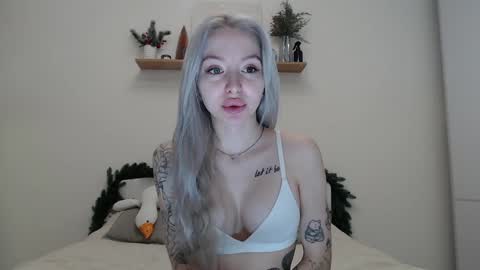 Snapshot of oxsashabloomxo chatting on December 6, 1:51 am Sasha online show from December 6, 1:51 am