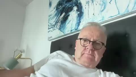 Snapshot of ozhairybearxxxx chatting on December 20, 9:17 pm ozhairybearxxxx online show from December 20, 9:17 pm