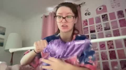 paisleysnowxo online show from March 11, 9:04 pm
