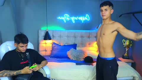 Snapshot of paradise_boy_s chatting on December 11, 11:43 pm Ryan And Casper online show from December 11, 11:43 pm