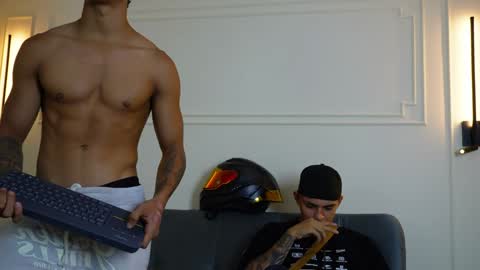 Snapshot of paradise_boy_s chatting on January 17, 11:07 pm Ryan And Casper online show from January 17, 11:07 pm