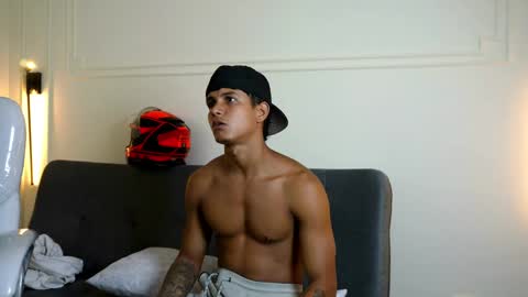 Snapshot of paradise_boy_s chatting on February 7, 3:23 am Ryan And Casper online show from February 7, 3:23 am