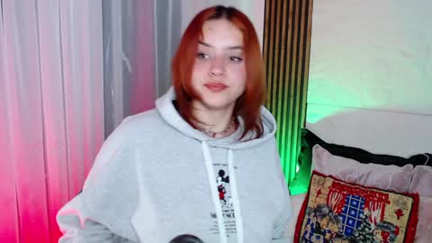 Snapshot of paris_bby_ chatting on December 6, 6:04 am Lizz online Monday to Saturday from 9pm to 5am Colombia time online show from December 6, 6:04 am