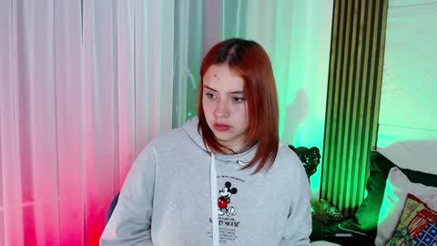 Snapshot of paris_bby_ chatting on December 6, 9:10 am Lizz online Monday to Saturday from 9pm to 5am Colombia time online show from December 6, 9:10 am