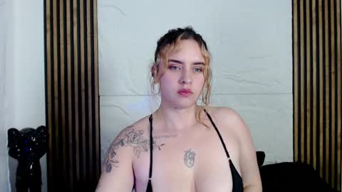 Snapshot of paris_bby_ chatting on January 8, 5:27 am Lizz online Monday to Saturday from 9pm to 5am Colombia time online show from January 8, 5:27 am