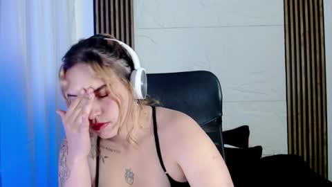 Snapshot of paris_bby_ chatting on January 8, 8:27 am Lizz online Monday to Saturday from 9pm to 5am Colombia time online show from January 8, 8:27 am