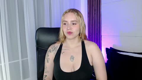 Snapshot of paris_bby_ chatting on January 11, 3:02 am Lizz online Monday to Saturday from 9pm to 5am Colombia time online show from January 11, 3:02 am