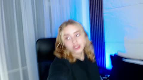 Snapshot of paris_bby_ chatting on January 11, 9:04 am Lizz online Monday to Saturday from 9pm to 5am Colombia time online show from January 11, 9:04 am