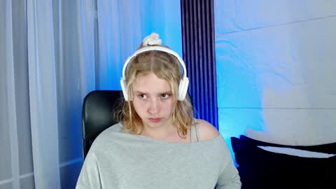 Snapshot of paris_bby_ chatting on January 12, 9:30 am Lizz online Monday to Saturday from 9pm to 5am Colombia time online show from January 12, 9:30 am