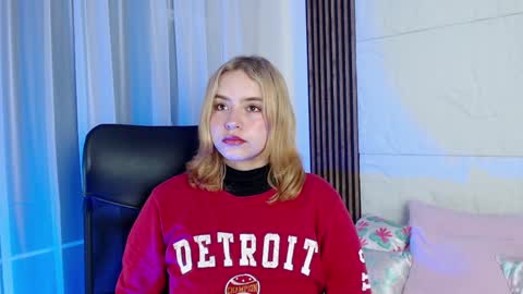 Snapshot of paris_bby_ chatting on January 14, 3:22 am Lizz online Monday to Saturday from 9pm to 5am Colombia time online show from January 14, 3:22 am