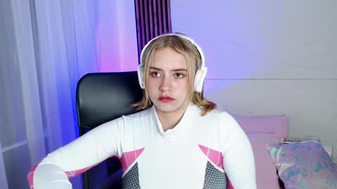 Snapshot of paris_bby_ chatting on January 14, 6:24 am Lizz online Monday to Saturday from 9pm to 5am Colombia time online show from January 14, 6:24 am