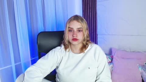 Snapshot of paris_bby_ chatting on January 16, 2:30 am Lizz online Monday to Saturday from 9pm to 5am Colombia time online show from January 16, 2:30 am