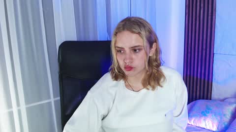 Snapshot of paris_bby_ chatting on January 16, 8:33 am Lizz online Monday to Saturday from 9pm to 5am Colombia time online show from January 16, 8:33 am