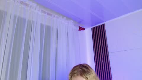 Snapshot of paris_bby_ chatting on January 17, 9:28 am Lizz online Monday to Saturday from 9pm to 5am Colombia time online show from January 17, 9:28 am