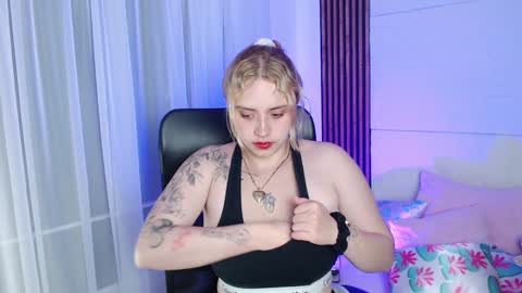 Snapshot of paris_bby_ chatting on January 21, 3:26 am Lizz online Monday to Saturday from 9pm to 5am Colombia time online show from January 21, 3:26 am