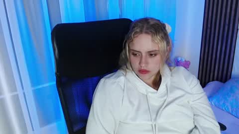 Snapshot of paris_bby_ chatting on January 21, 9:35 am Lizz online Monday to Saturday from 9pm to 5am Colombia time online show from January 21, 9:35 am
