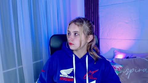 Snapshot of paris_bby_ chatting on January 23, 4:19 am Lizz online Monday to Saturday from 9pm to 5am Colombia time online show from January 23, 4:19 am