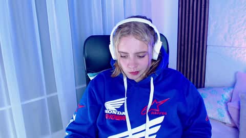 Snapshot of paris_bby_ chatting on January 23, 7:22 am Lizz online Monday to Saturday from 9pm to 5am Colombia time online show from January 23, 7:22 am