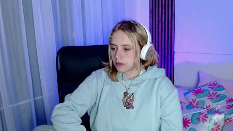 Snapshot of paris_bby_ chatting on January 24, 7:41 am Lizz online Monday to Saturday from 9pm to 5am Colombia time online show from January 24, 7:41 am