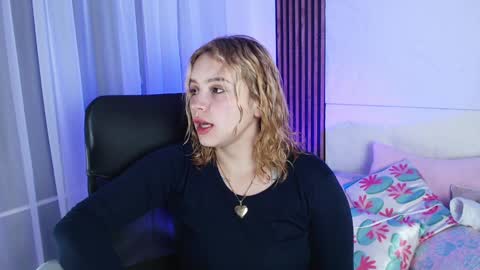 Snapshot of paris_bby_ chatting on January 25, 3:30 am Lizz online Monday to Saturday from 9pm to 5am Colombia time online show from January 25, 3:30 am
