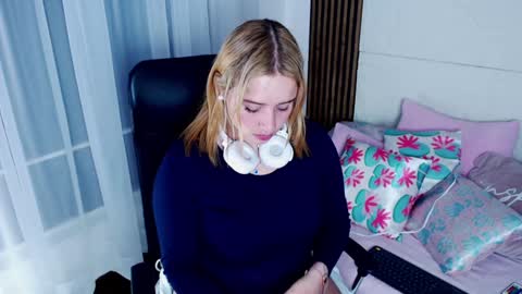 Snapshot of paris_bby_ chatting on January 28, 3:04 am Lizz online Monday to Saturday from 9pm to 5am Colombia time online show from January 28, 3:04 am