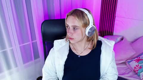 Snapshot of paris_bby_ chatting on January 28, 9:08 am Lizz online Monday to Saturday from 9pm to 5am Colombia time online show from January 28, 9:08 am