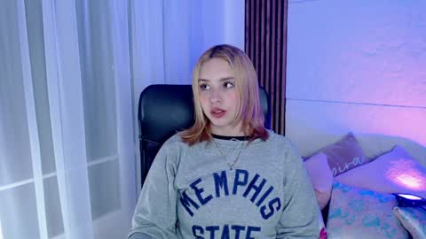 Snapshot of paris_bby_ chatting on January 30, 3:11 am Lizz online Monday to Saturday from 9pm to 5am Colombia time online show from January 30, 3:11 am