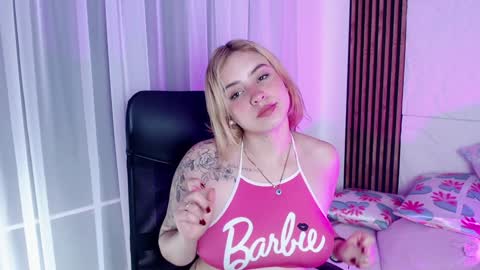 Snapshot of paris_bby_ chatting on February 1, 6:10 am Lizz online Monday to Saturday from 9pm to 5am Colombia time online show from February 1, 6:10 am