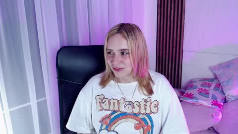 Snapshot of paris_bby_ chatting on February 1, 9:11 am Lizz online Monday to Saturday from 9pm to 5am Colombia time online show from February 1, 9:11 am