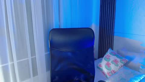 Snapshot of paris_bby_ chatting on February 6, 2:44 am Lizz online Monday to Saturday from 9pm to 5am Colombia time online show from February 6, 2:44 am