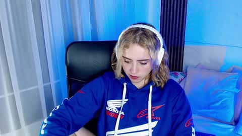Snapshot of paris_bby_ chatting on February 6, 10:04 am Lizz online Monday to Saturday from 9pm to 5am Colombia time online show from February 6, 10:04 am