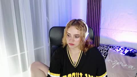 Snapshot of paris_bby_ chatting on February 12, 5:26 am Lizz online Monday to Saturday from 9pm to 5am Colombia time online show from February 12, 5:26 am
