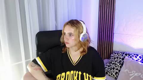 Snapshot of paris_bby_ chatting on February 12, 8:27 am Lizz online Monday to Saturday from 9pm to 5am Colombia time online show from February 12, 8:27 am