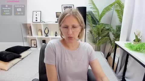 Snapshot of paris_cherry chatting on September 22, 8:00 pm Paris online show from September 22, 8:00 pm