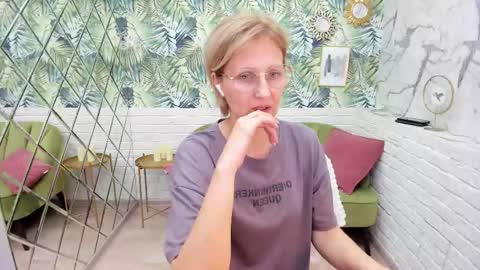 Snapshot of paris_cherry chatting on November 6, 8:10 pm Paris online show from November 6, 8:10 pm