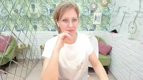 Snapshot of paris_cherry chatting on November 28, 1:25 pm Paris online show from November 28, 1:25 pm