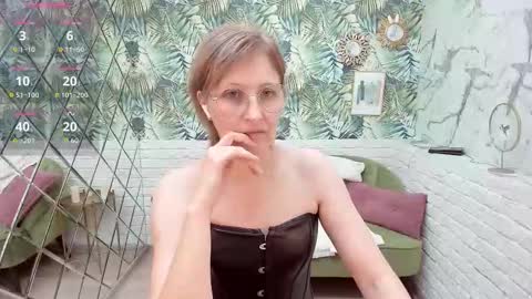 Snapshot of paris_cherry chatting on December 2, 7:20 pm Paris online show from December 2, 7:20 pm