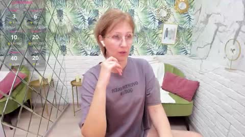 Snapshot of paris_cherry chatting on December 4, 7:44 pm Paris online show from December 4, 7:44 pm