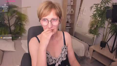 Snapshot of paris_cherry chatting on June 26, 6:12 pm Paris online show from June 26, 6:12 pm