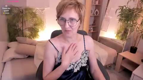 Snapshot of paris_cherry chatting on August 4, 6:32 pm Paris online show from August 4, 6:32 pm