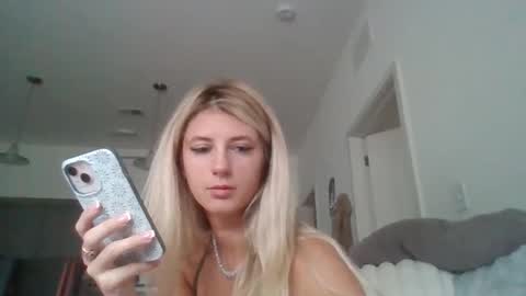 Snapshot of parisbaby2000 chatting on September 16, 1:56 pm parisbaby2000 online show from September 16, 1:56 pm
