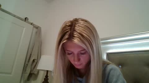 parisbaby2000 online show from October 29, 1:46 pm