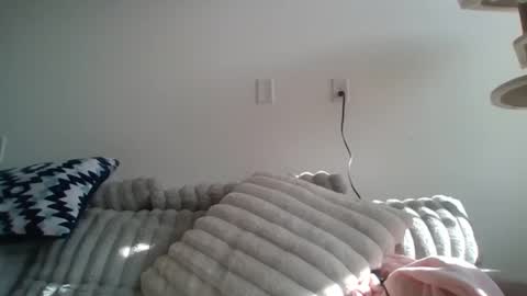 parisbaby2000 online show from March 31, 1:55 pm